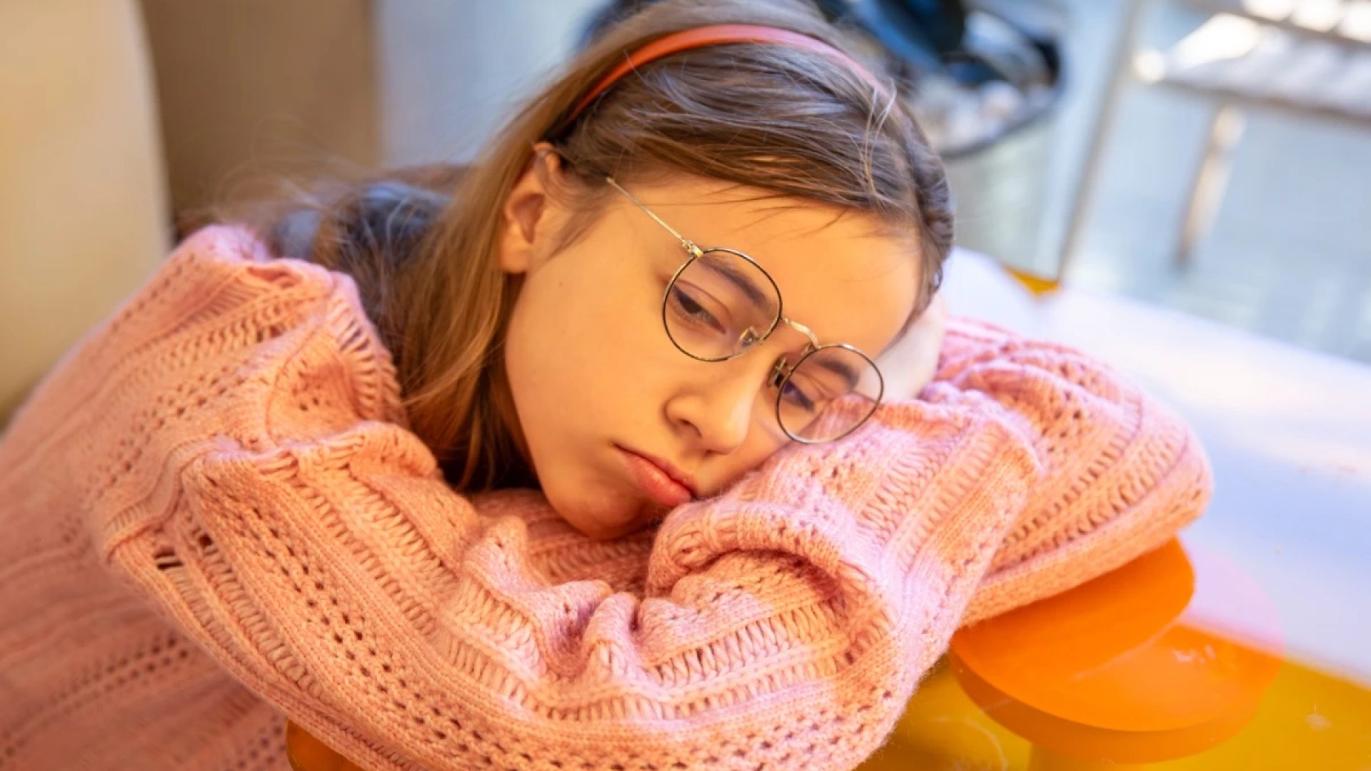 1 de 1 Imagem colorida de adolescente cansada durante o dia - Metrópoles - Foto: Freepik