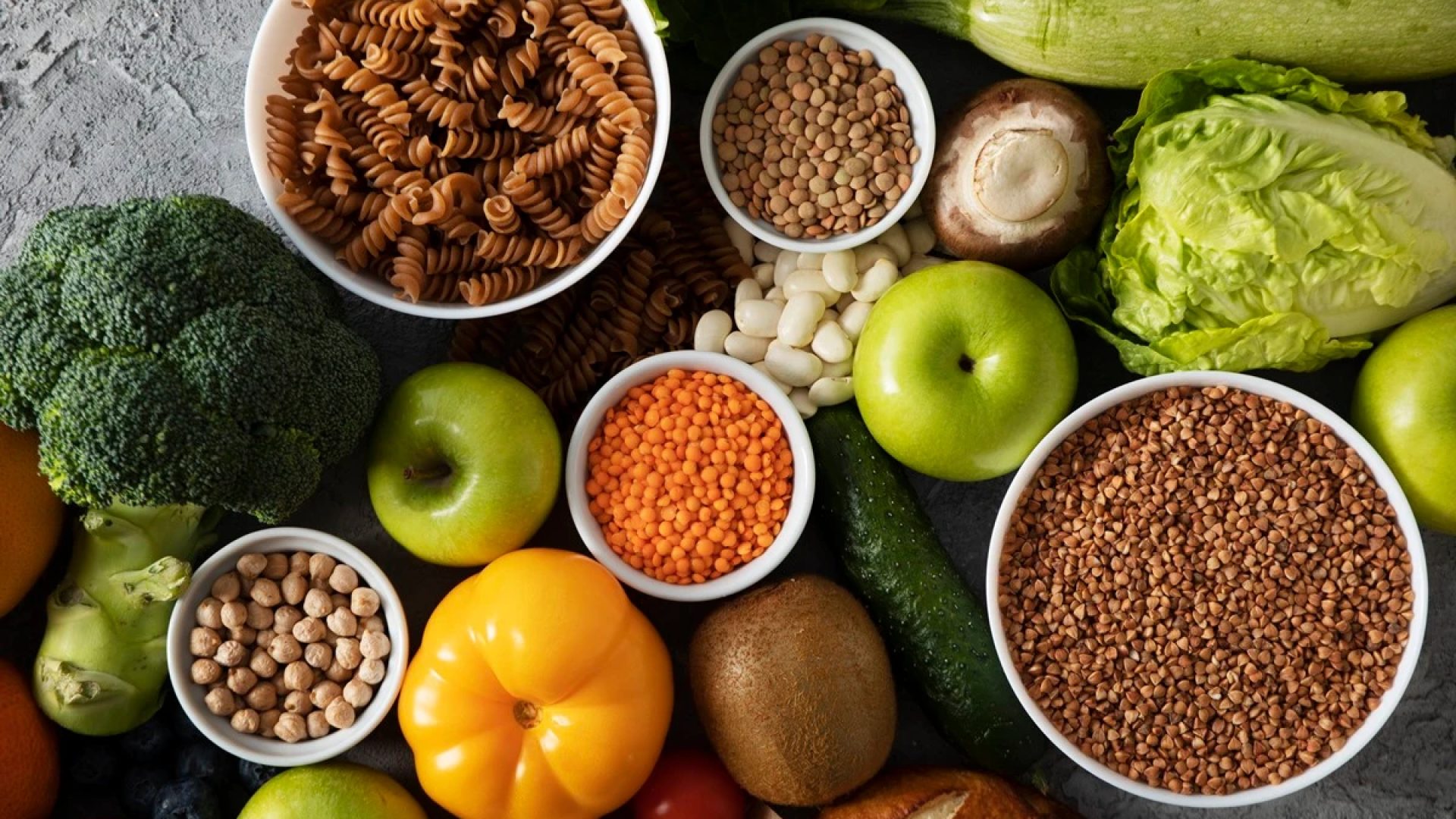 1 de 1 Foto de mesa com alimentos ricos em fibras, como frutas, vegetais e sementes - Metrópoles...