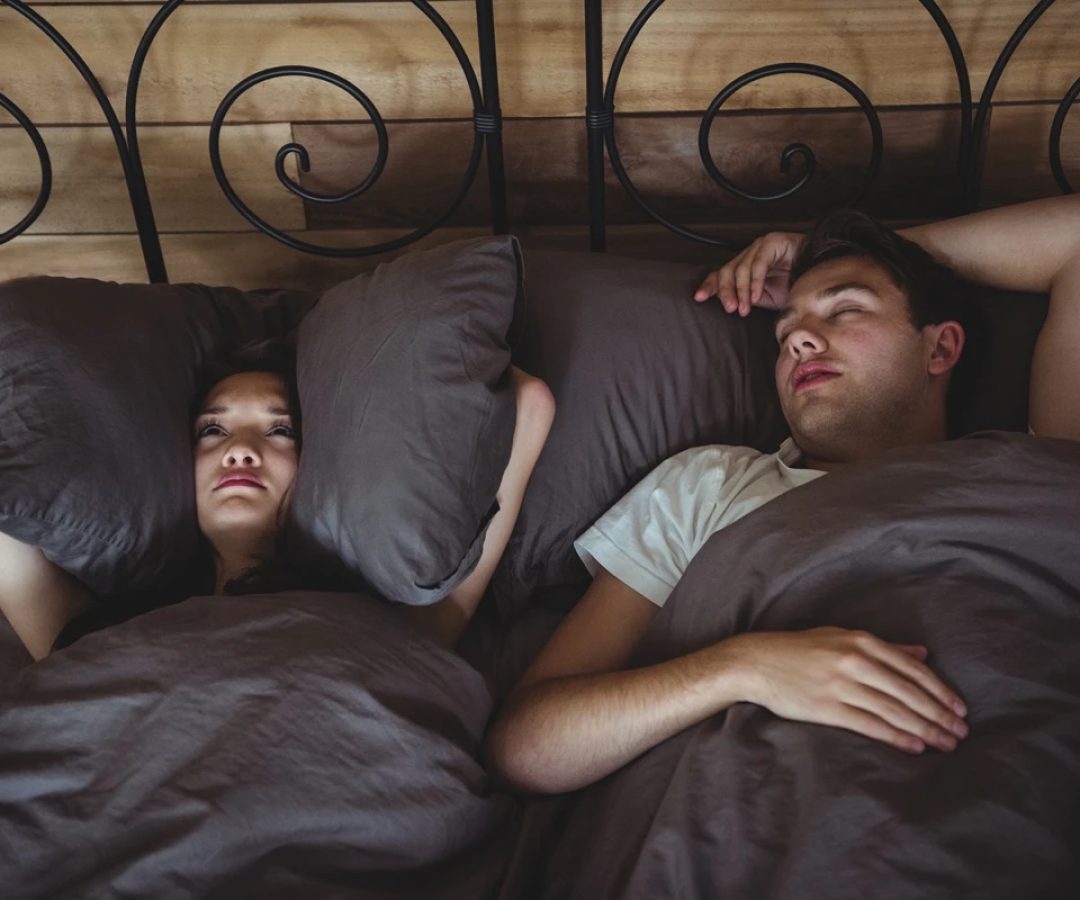 1 de 1 casal dormindo e um deles roncando - Metrópoles - Foto: Freepik