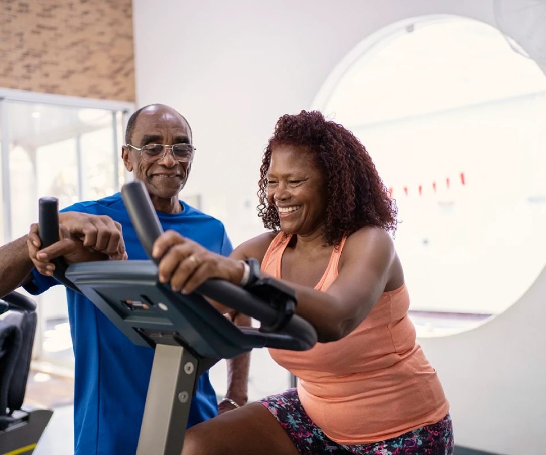 1 de 1 Casal de idosos negros malhando juntos - Fazer exercício físico pode rejuvenescer o seu ...