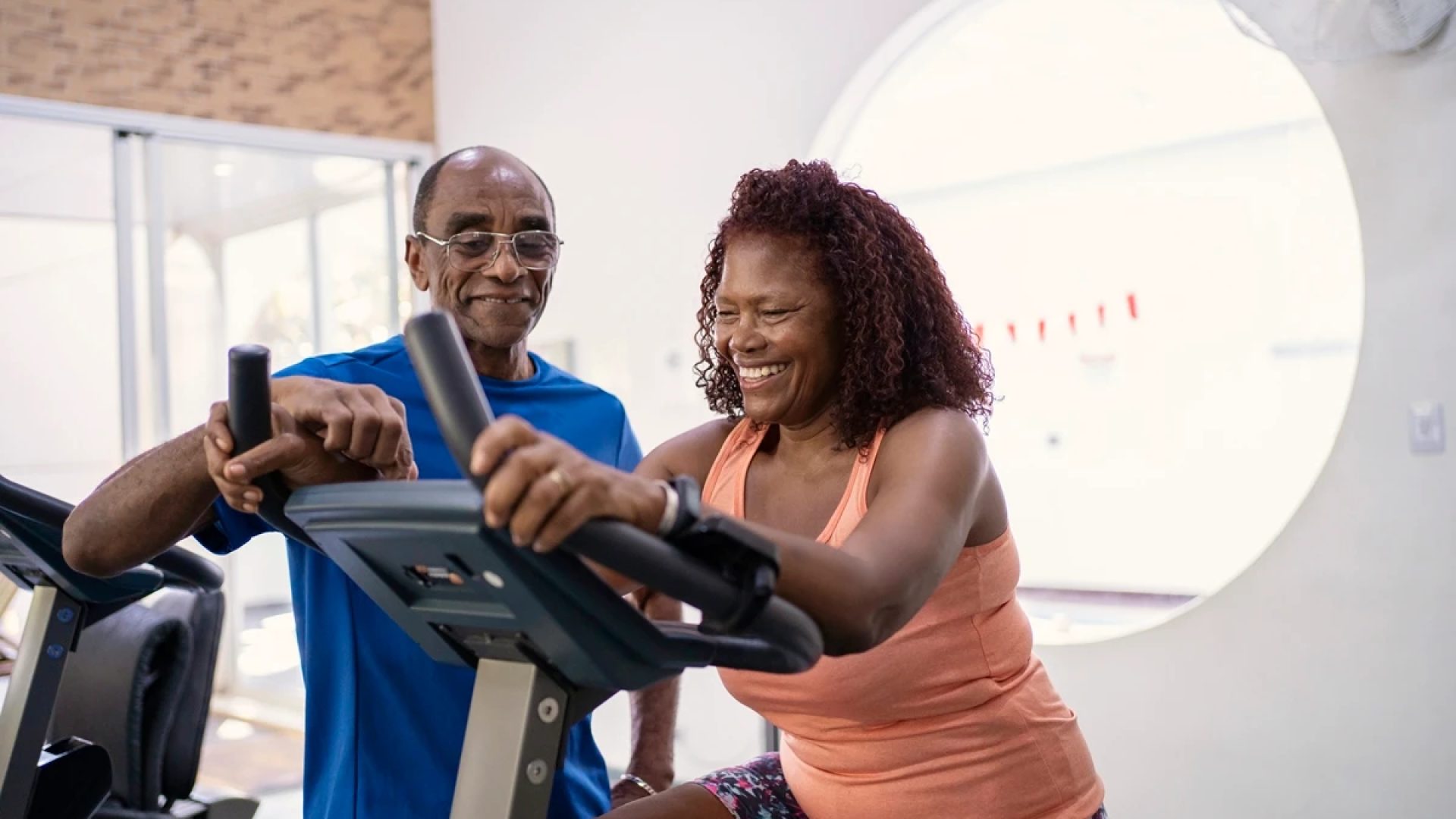 1 de 1 Casal de idosos negros malhando juntos - Fazer exercício físico pode rejuvenescer o seu ...