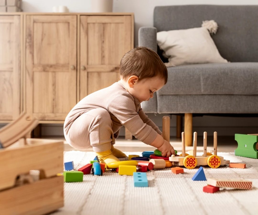1 de 1 Foto colorida de bebê brincando no chão - Metrópoles - Foto: Freepik