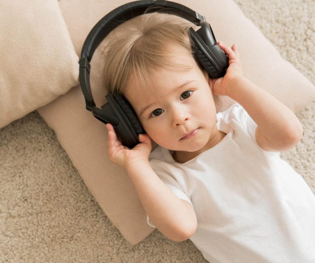 1 de 1 Bebê de roupinha branca e fone de ouvido preto - Metrópoles - Foto: Freepik