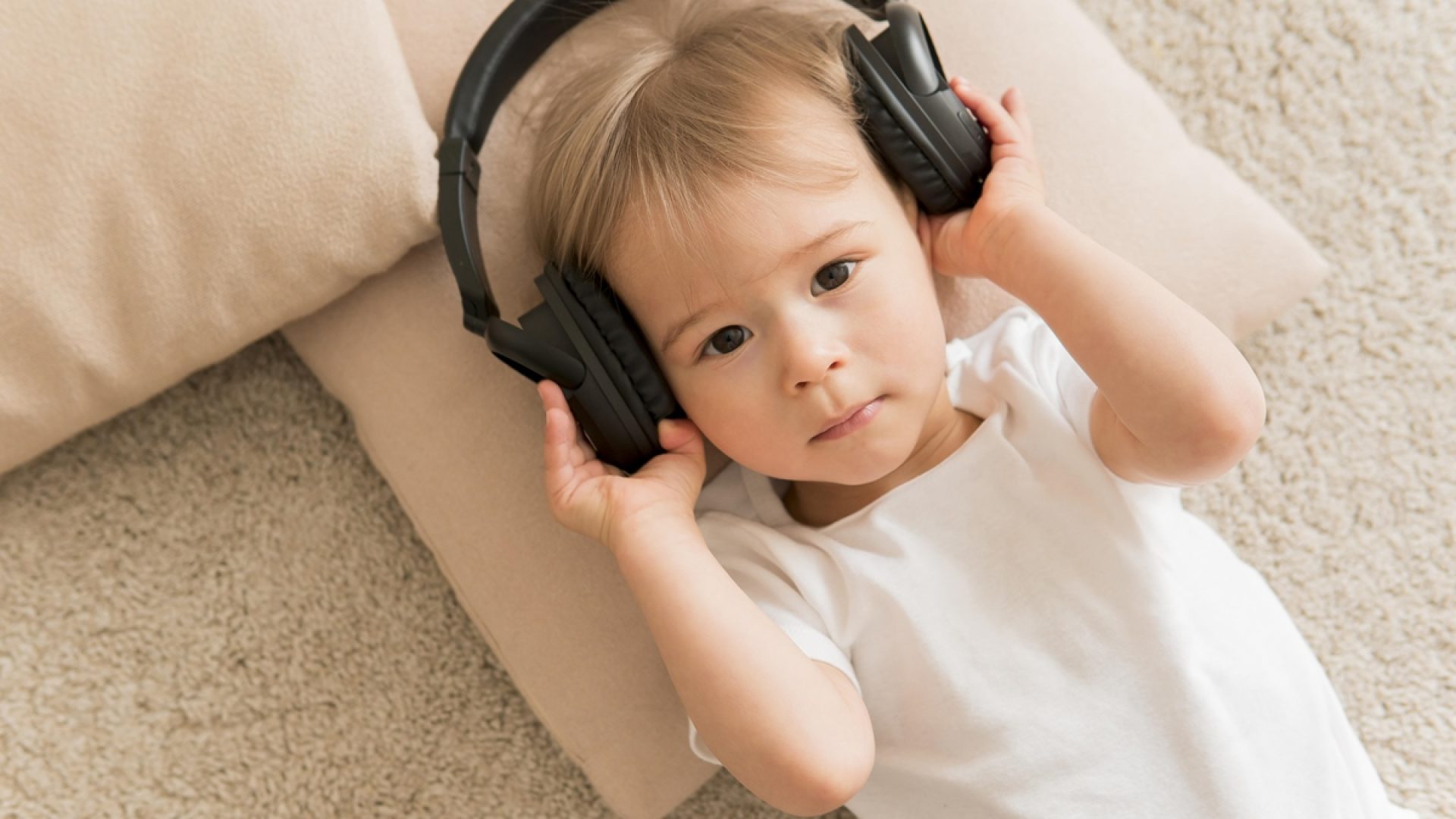1 de 1 Bebê de roupinha branca e fone de ouvido preto - Metrópoles - Foto: Freepik