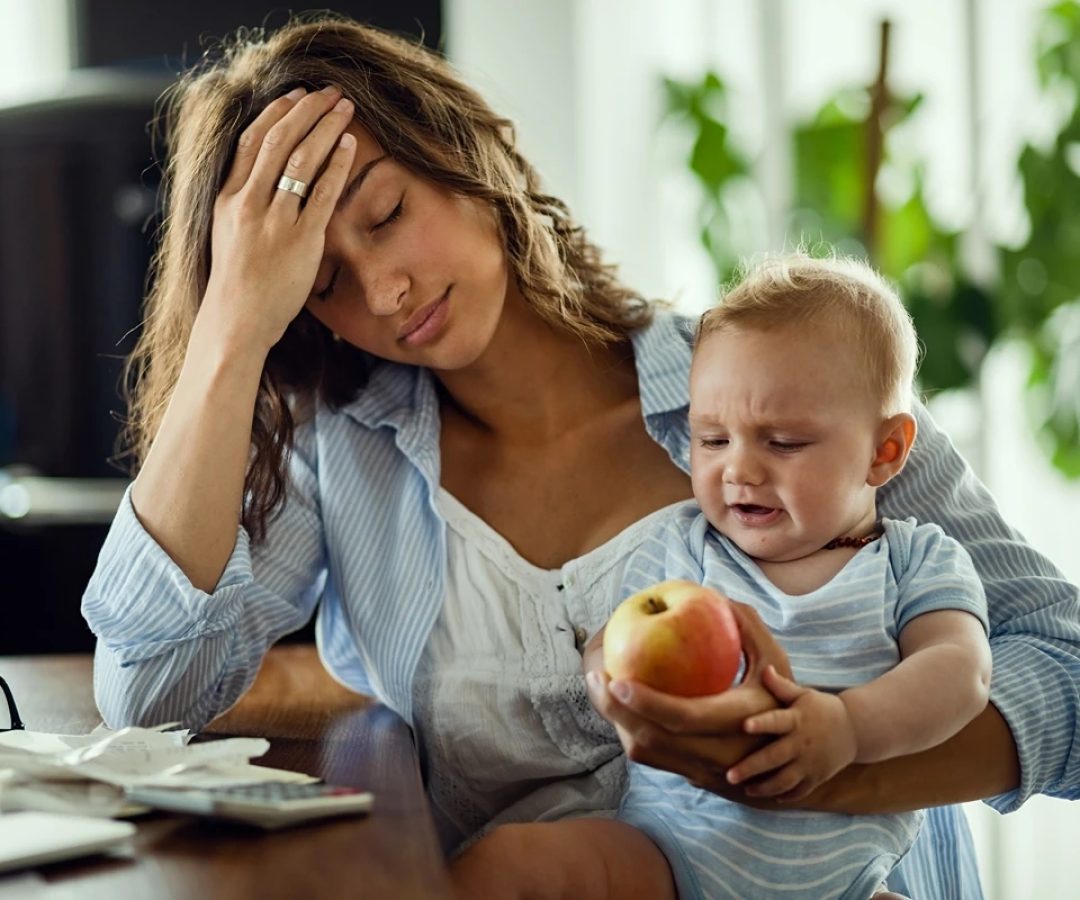 1 de 1 mãe cansada com filho no colo - Metrópoles - Foto: Freepik
