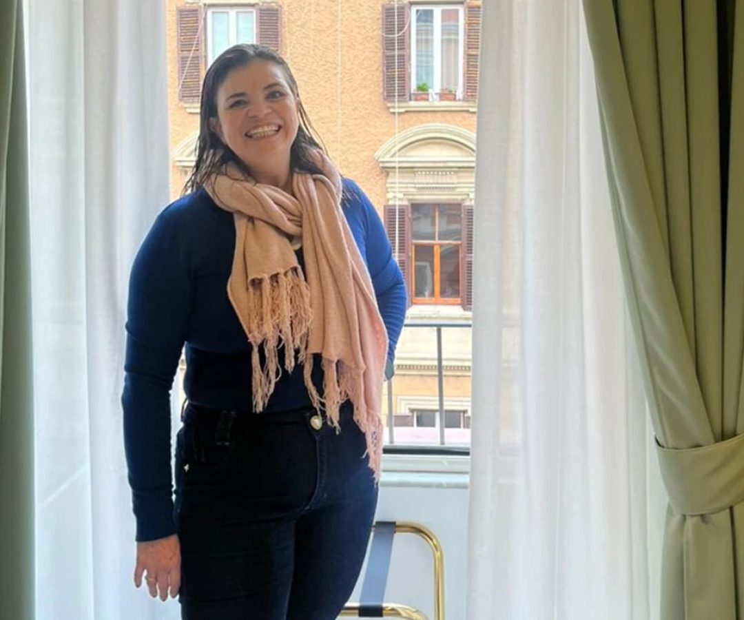 1 de 1 Foto colorida de mulher com vestes pretas, sorrindo e posando para foto - Metrópoles - Fo...