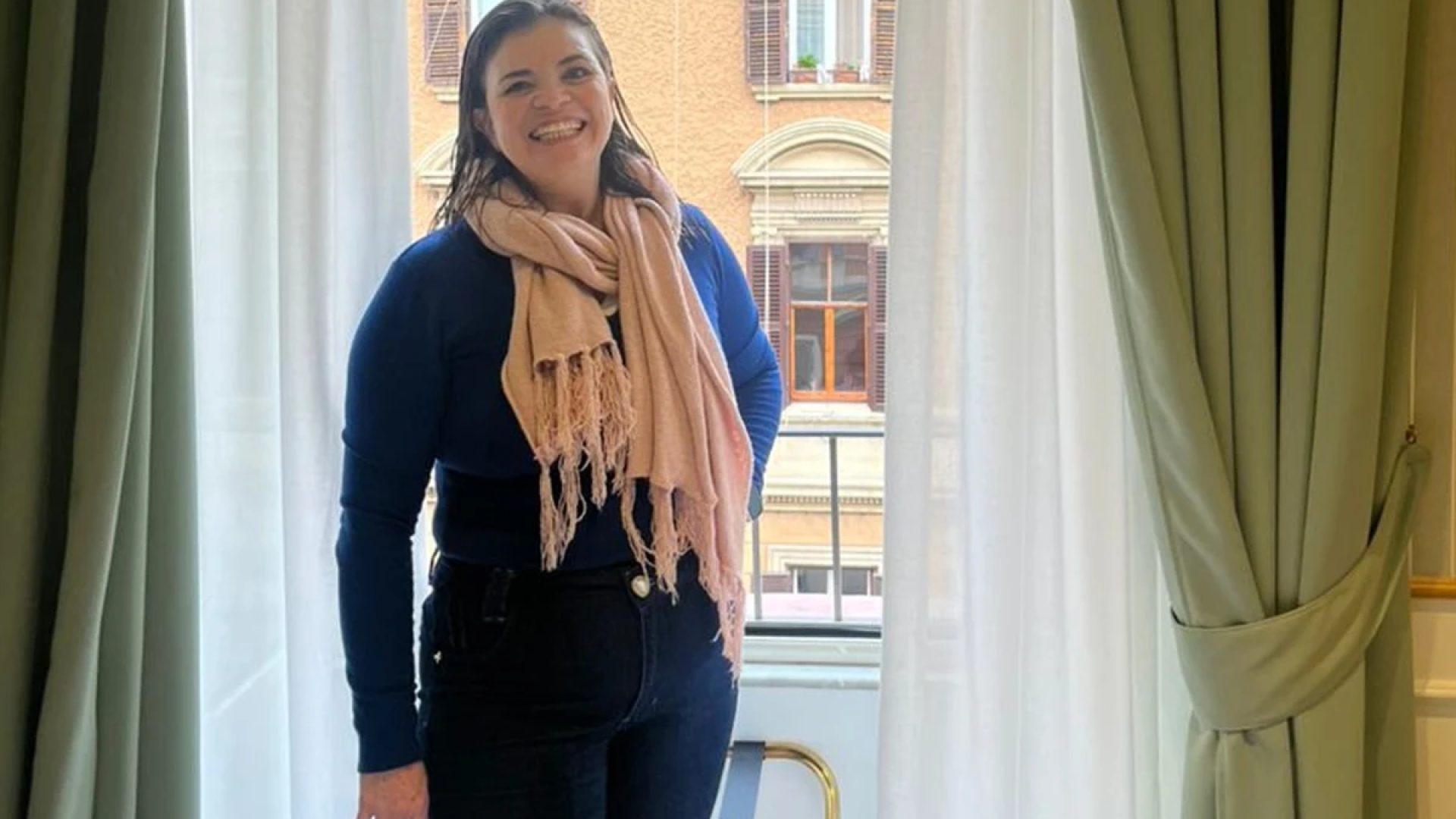1 de 1 Foto colorida de mulher com vestes pretas, sorrindo e posando para foto - Metrópoles - Fo...