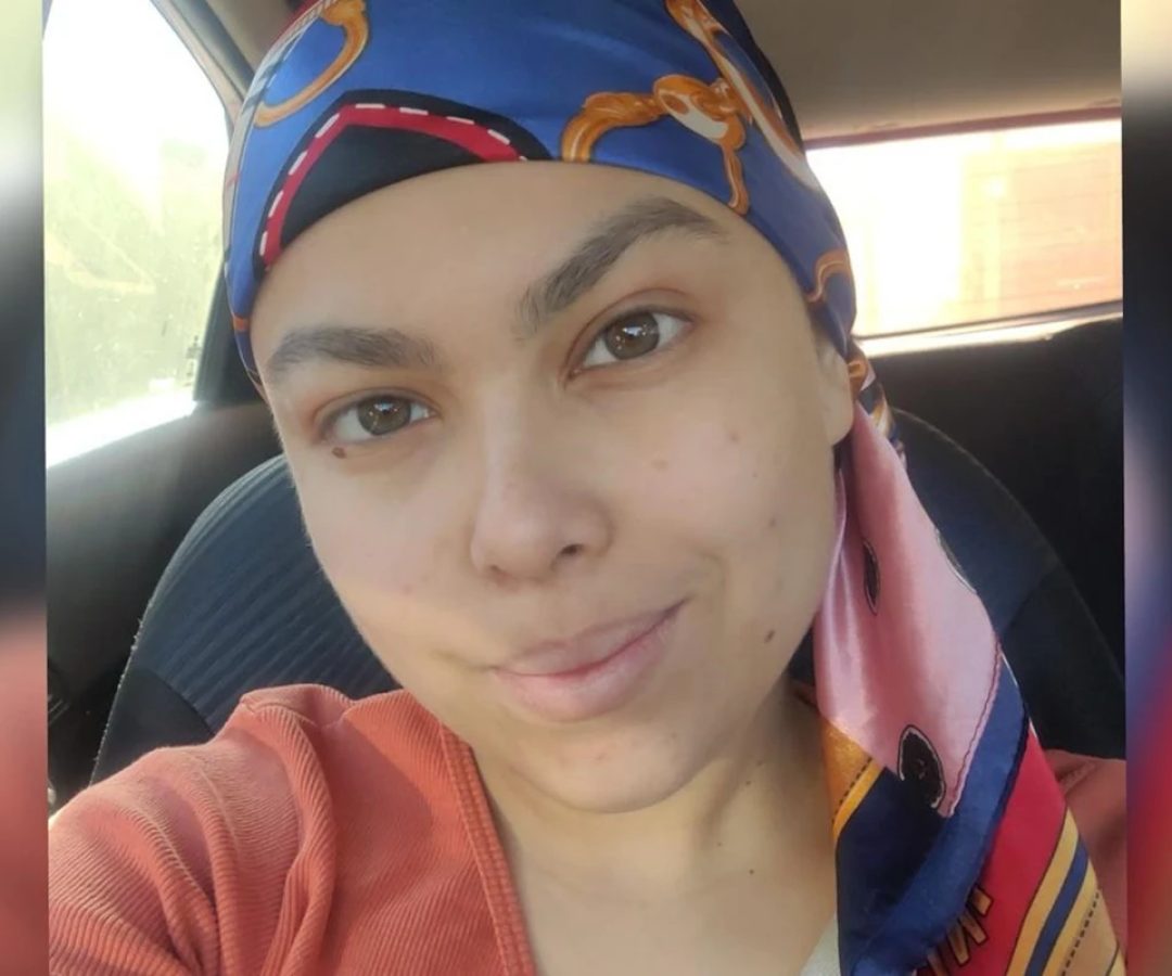 1 de 1 Foto colorida de mulher com lenço azul na cabeça e blusa vermelha - Metrópoles - Foto: ...