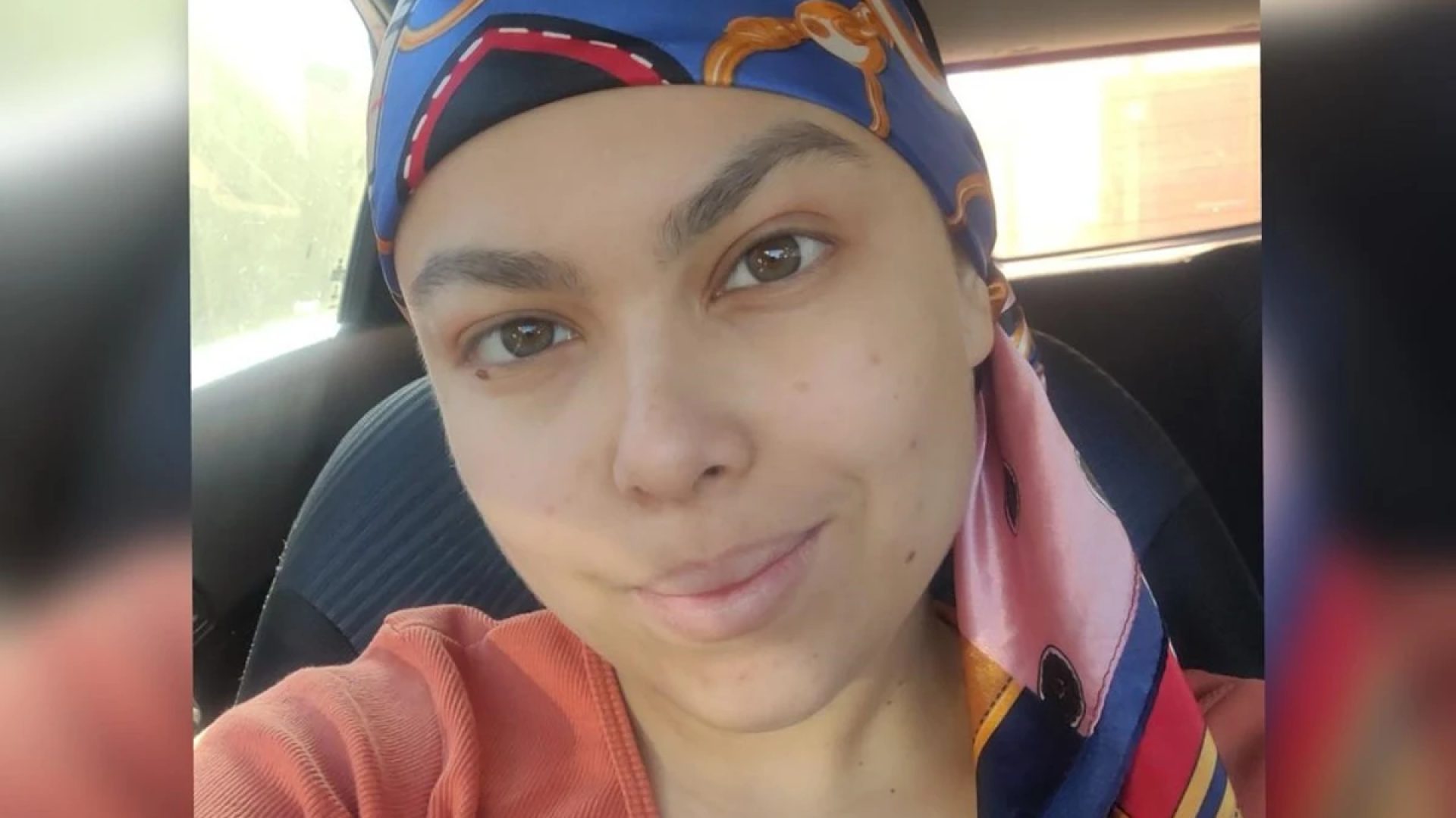 1 de 1 Foto colorida de mulher com lenço azul na cabeça e blusa vermelha - Metrópoles - Foto: ...