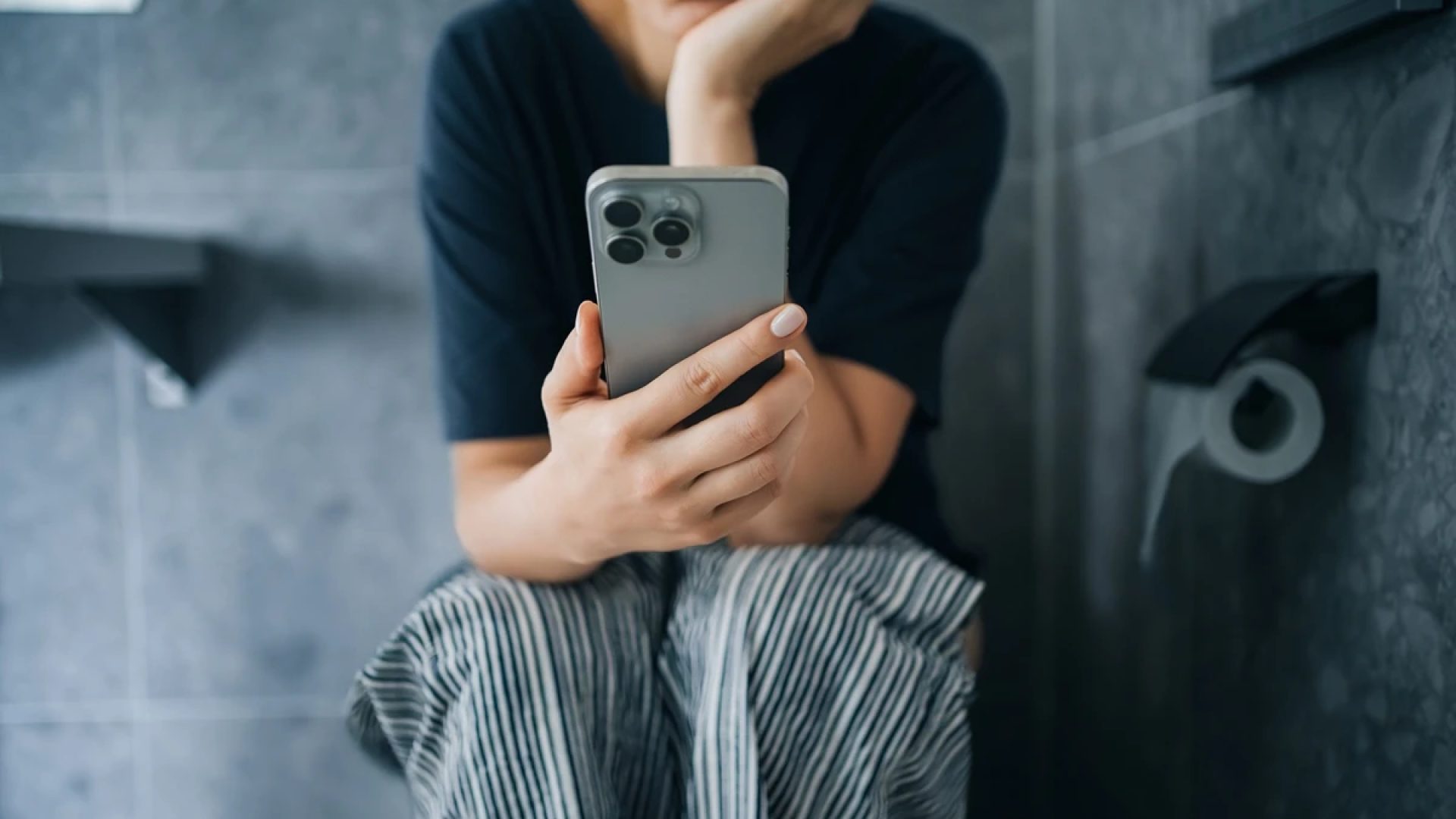 1 de 1 Mulher sentada em vaso sanitário mexendo no celular - Metrópoles - Foto: d3sign/ Getty I...