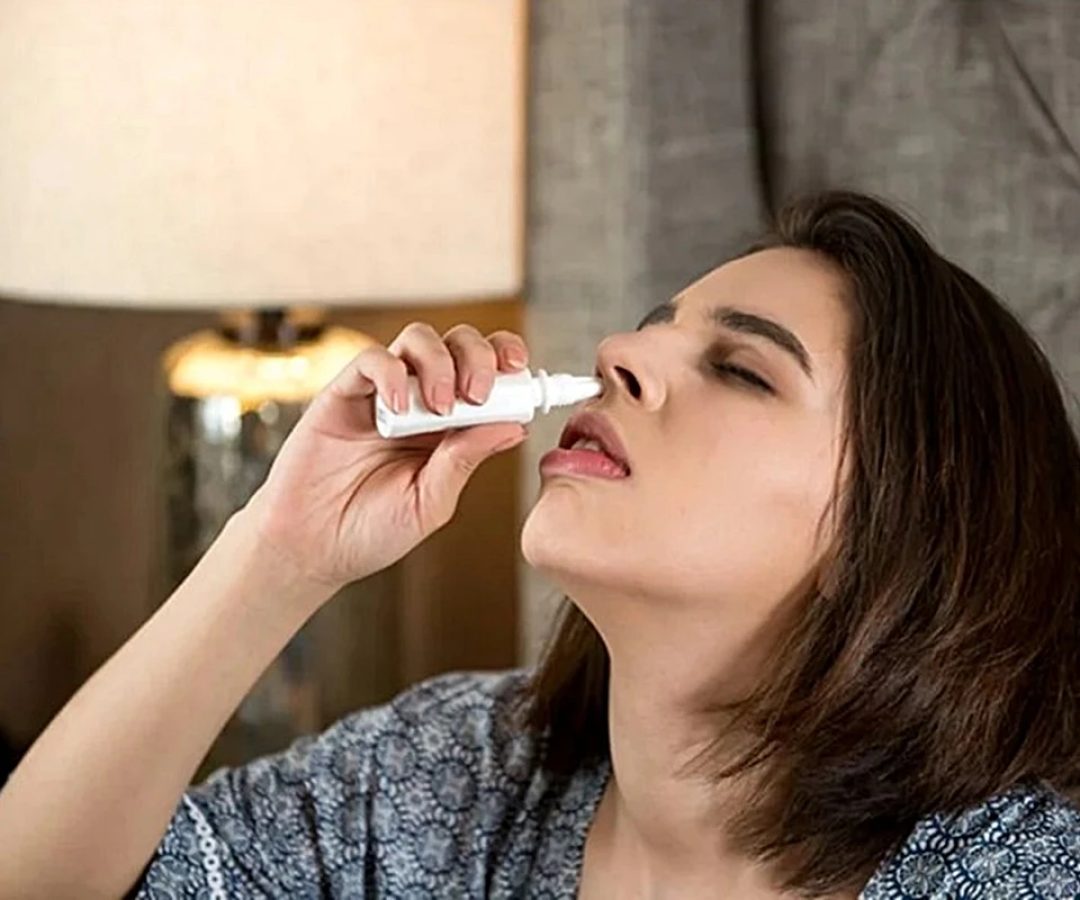 1 de 1 Mulher usando descongestionantes nasais - metrópoles - Foto: Getty Images