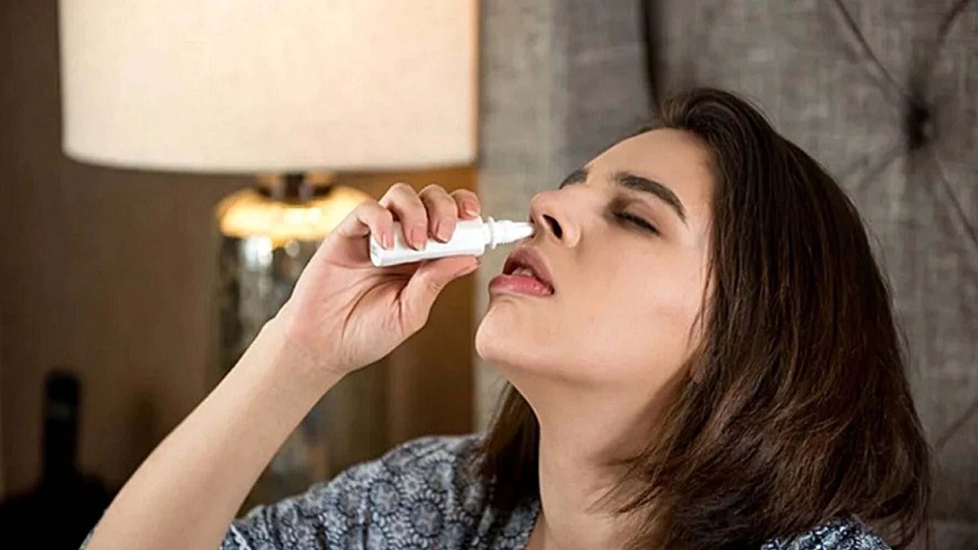 1 de 1 Mulher usando descongestionantes nasais - metrópoles - Foto: Getty Images