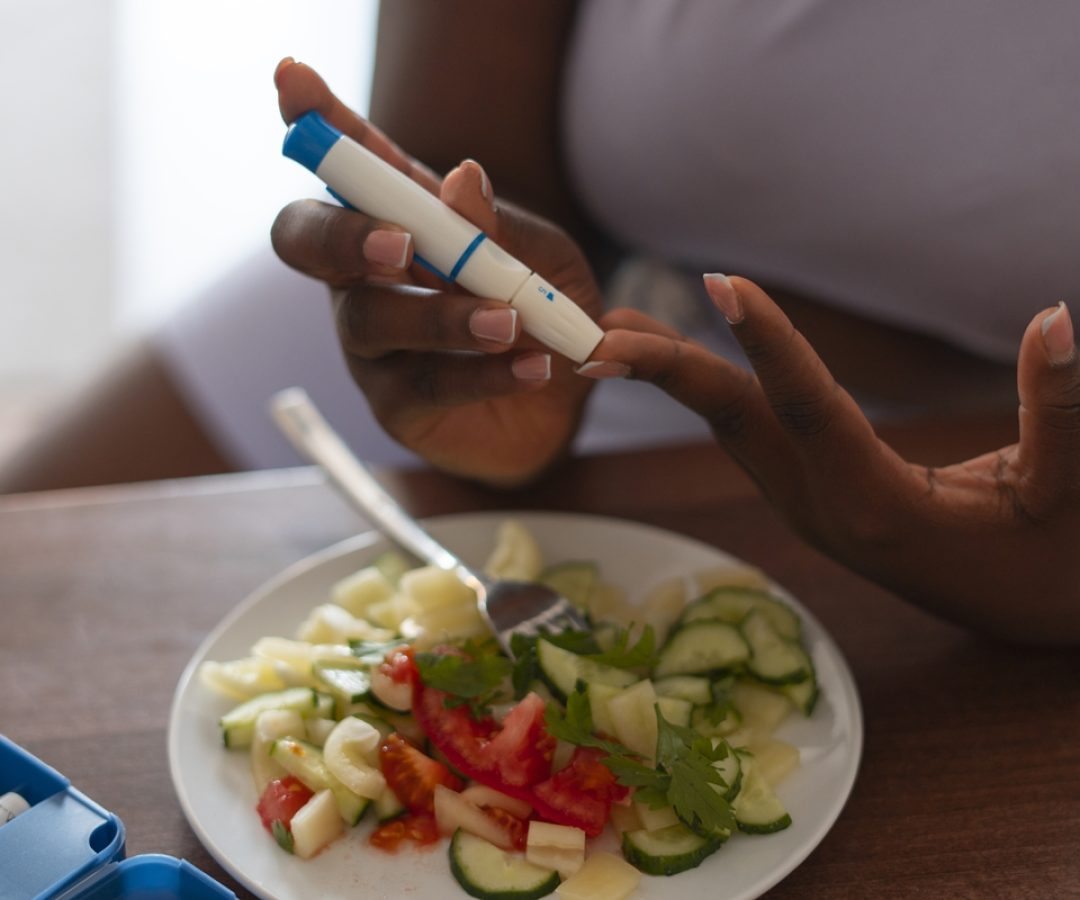 1 de 1 Foto colorida de mulher aplicando caneta de insulina com um prato de salada ao lado - Metr...
