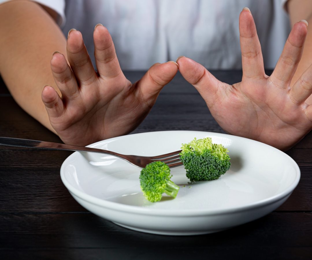 1 de 1 Mãos de mulher empurrando prato com brócolis - Metrópoles - Foto: Freepik