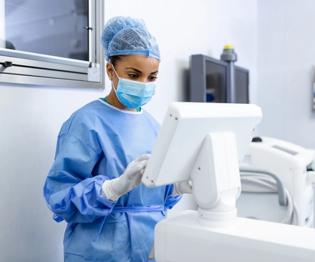 1 de 1 Cirurgiã com máscara cirúrgica na sala de cirurgia usando máquina de cirurgia- Metróp...