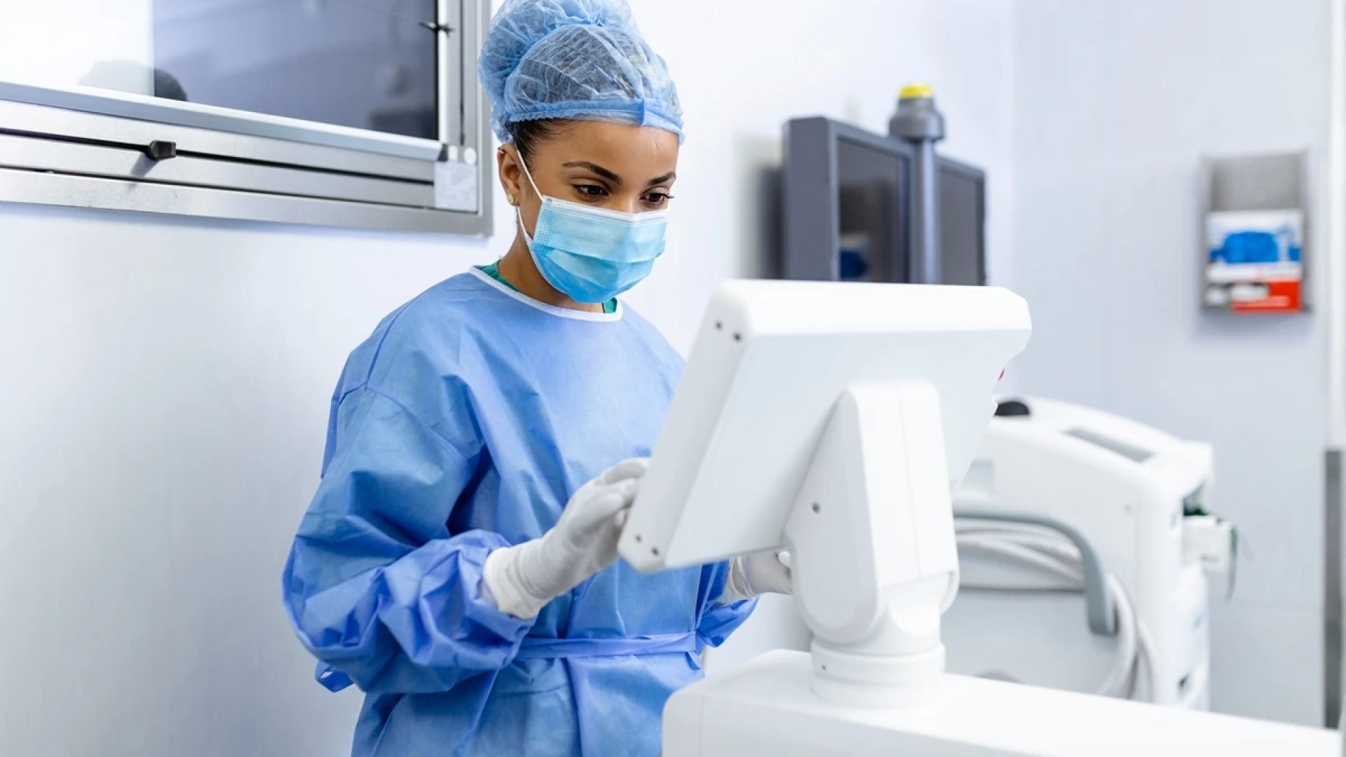 1 de 1 Cirurgiã com máscara cirúrgica na sala de cirurgia usando máquina de cirurgia- Metróp...