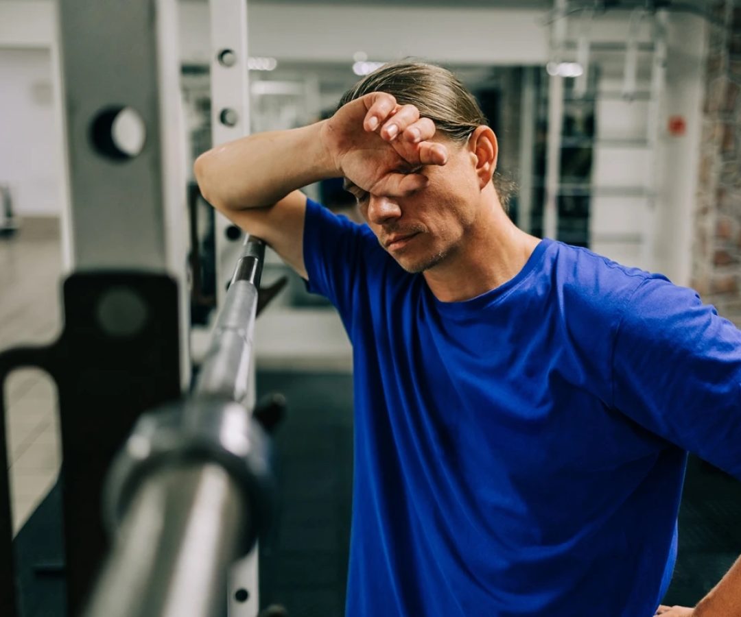 1 de 1 Homem de meia-idade cansado na academia. Metrópoles - Foto: Olga Pankova/Getty Images