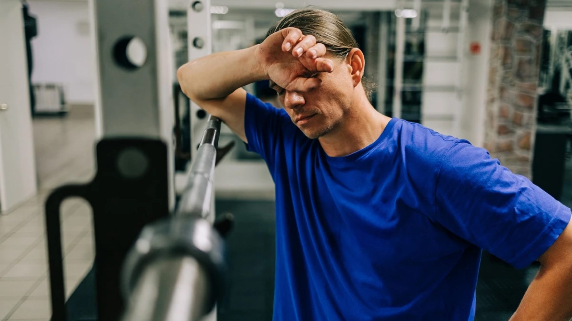 1 de 1 Homem de meia-idade cansado na academia. Metrópoles - Foto: Olga Pankova/Getty Images