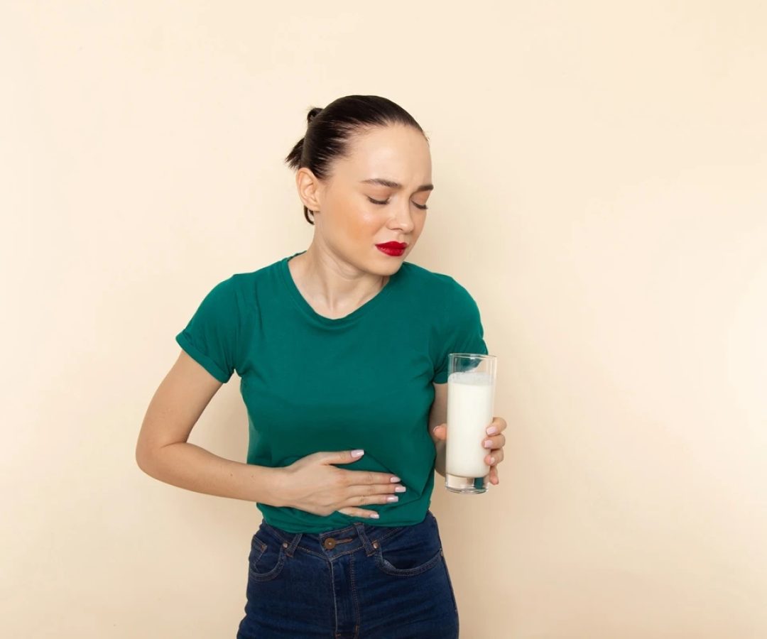 1 de 1 Mulher segurando um copo de leite e segurando a barriga- Metrópoles - Foto: Freepik