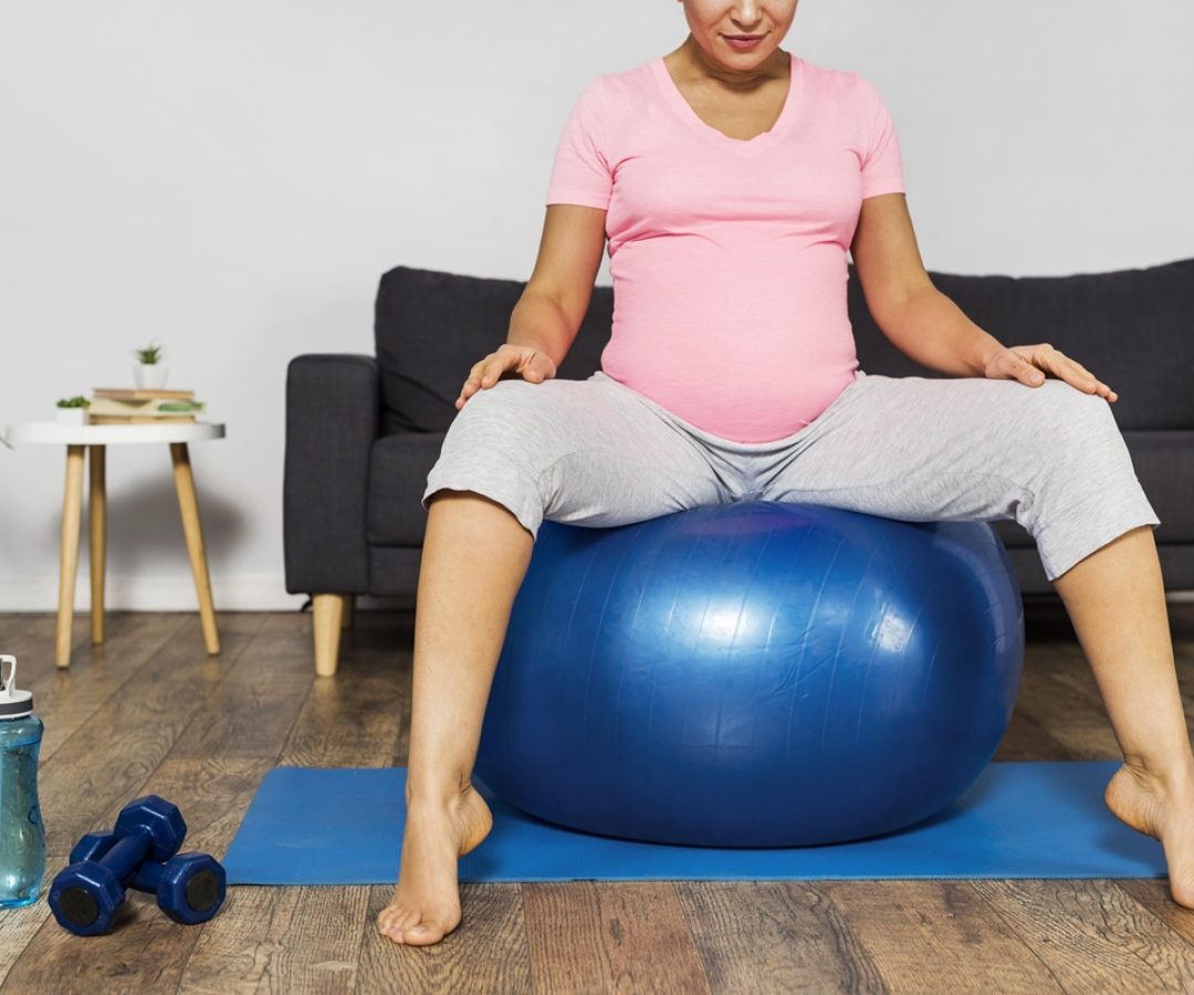 1 de 1 Mulher gestante faz exercício sentada em bola - Metrópoles - Foto: Freepik