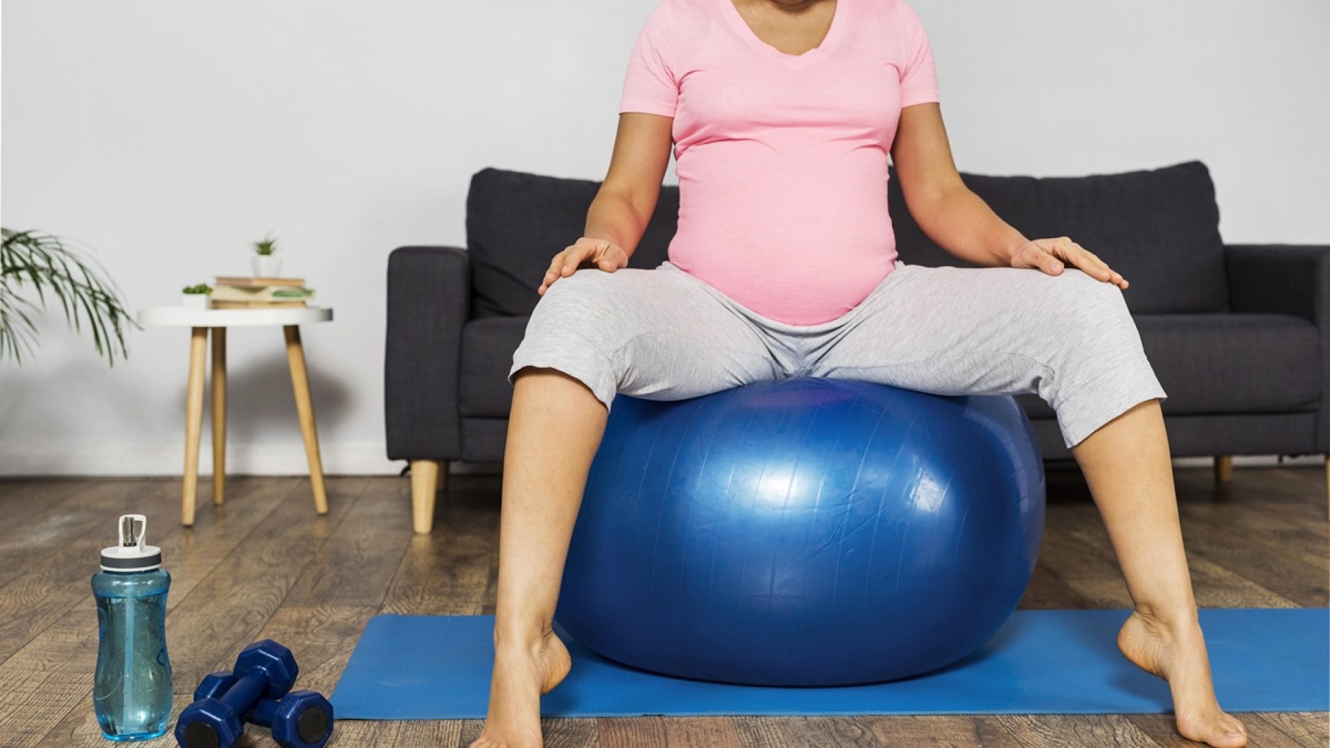 1 de 1 Mulher gestante faz exercício sentada em bola - Metrópoles - Foto: Freepik