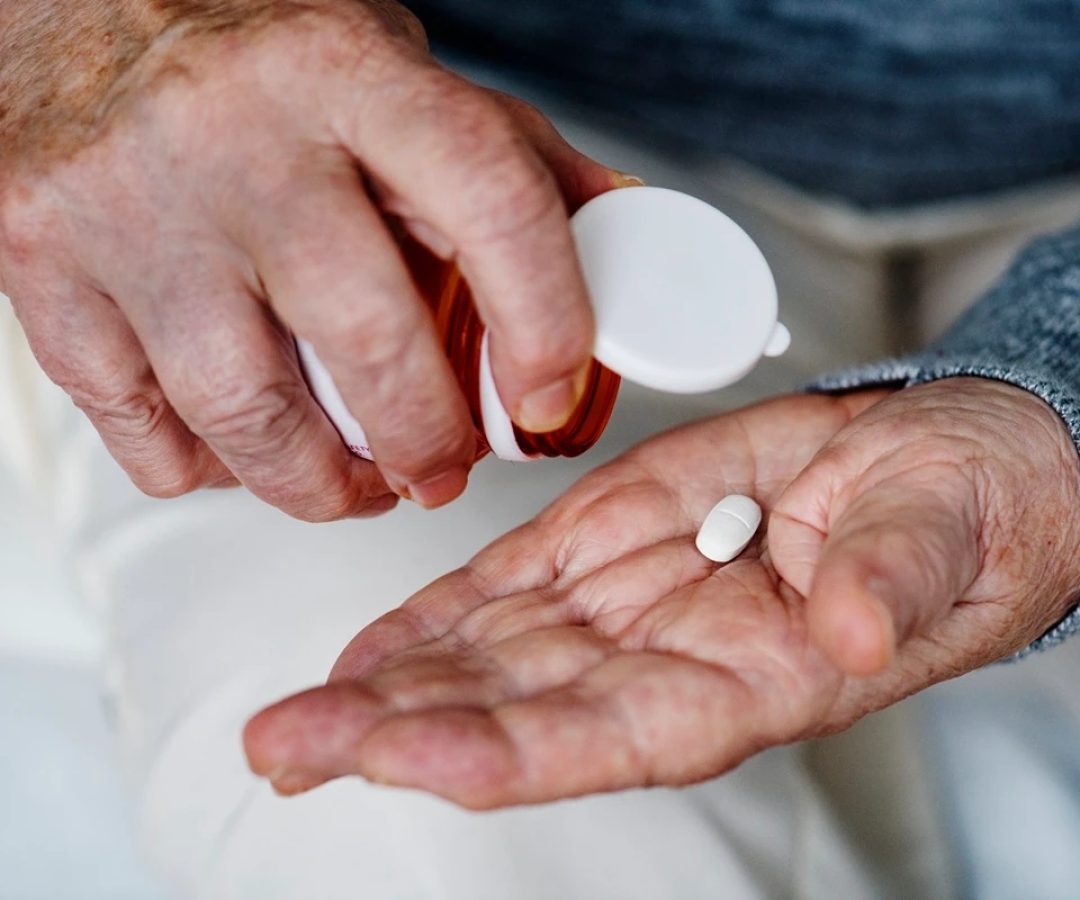 1 de 1 Elderly woman taking a medicine - Foto: Freepick