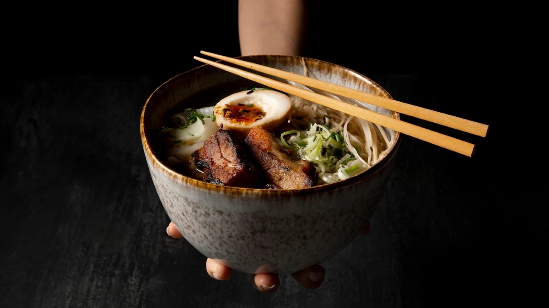 1 de 1 Imagem mostra tigela de lamen, um tipo de macarrão japonês com caldo, ovo e pedaços de ...
