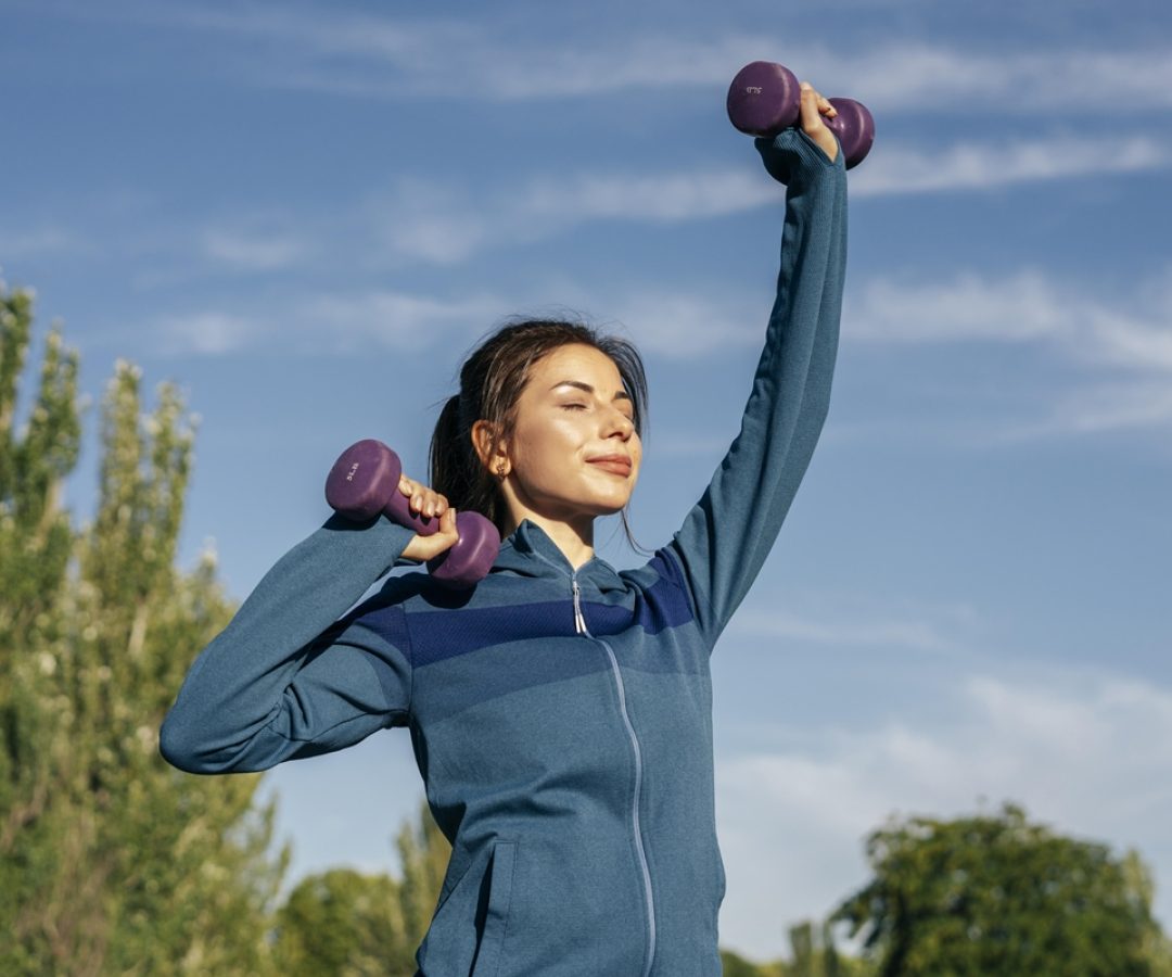 1 de 1 Foto em plano médio mostra mulher praticando atividade física. Metrópoles - Foto: Freepik