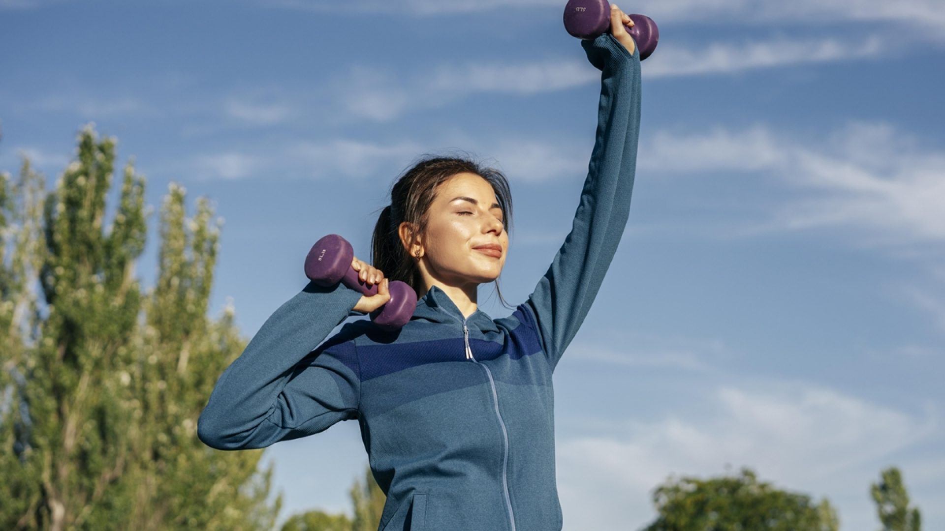 1 de 1 Foto em plano médio mostra mulher praticando atividade física. Metrópoles - Foto: Freepik
