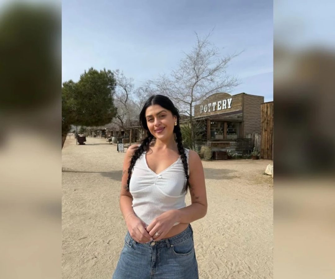 1 de 1 Lauren Firenze, uma mulher branca de cabelos longos e pretos. Ela usa calça jeans e blusa...