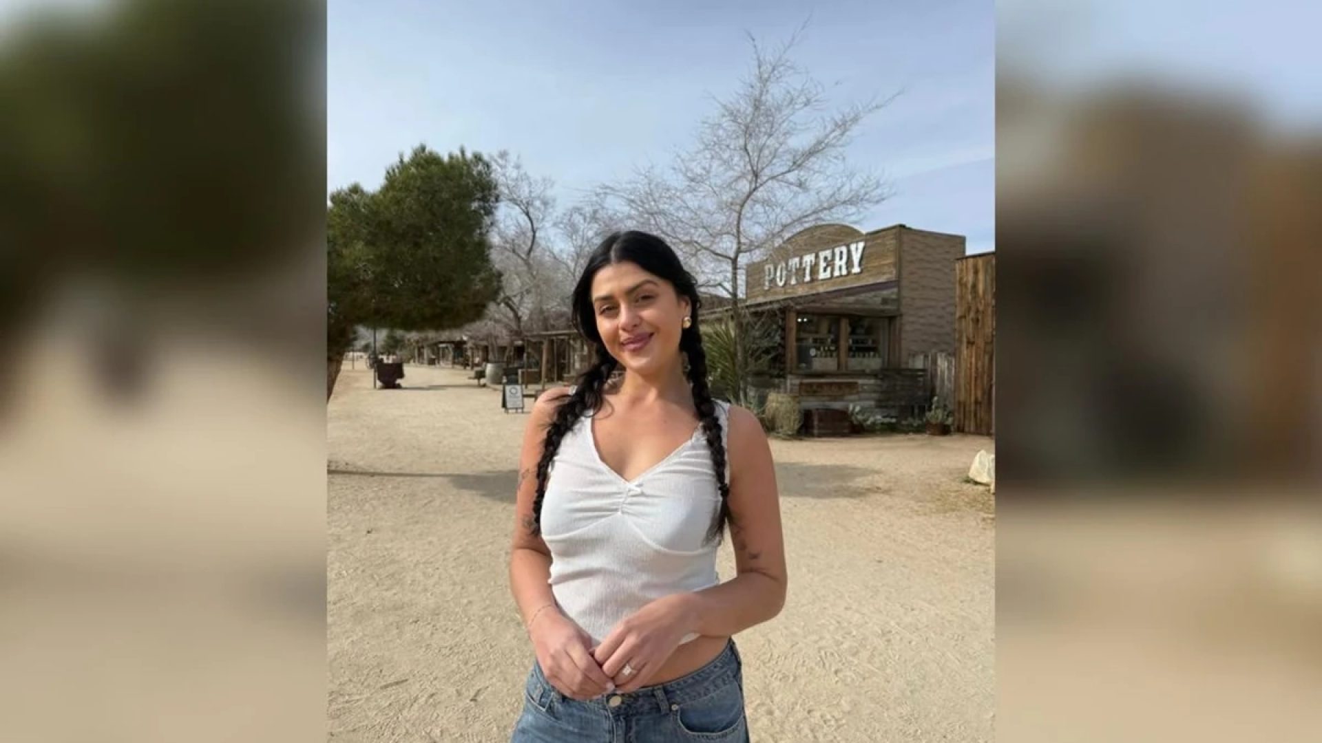 1 de 1 Lauren Firenze, uma mulher branca de cabelos longos e pretos. Ela usa calça jeans e blusa...