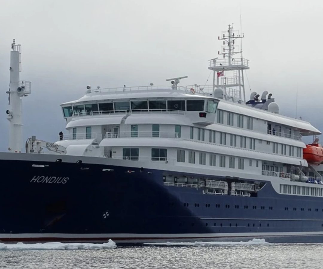 1 de 1 Imagem mostra o navio Hondius, Svalbard. Metrópoles - Foto: Divulgação/oceanwide