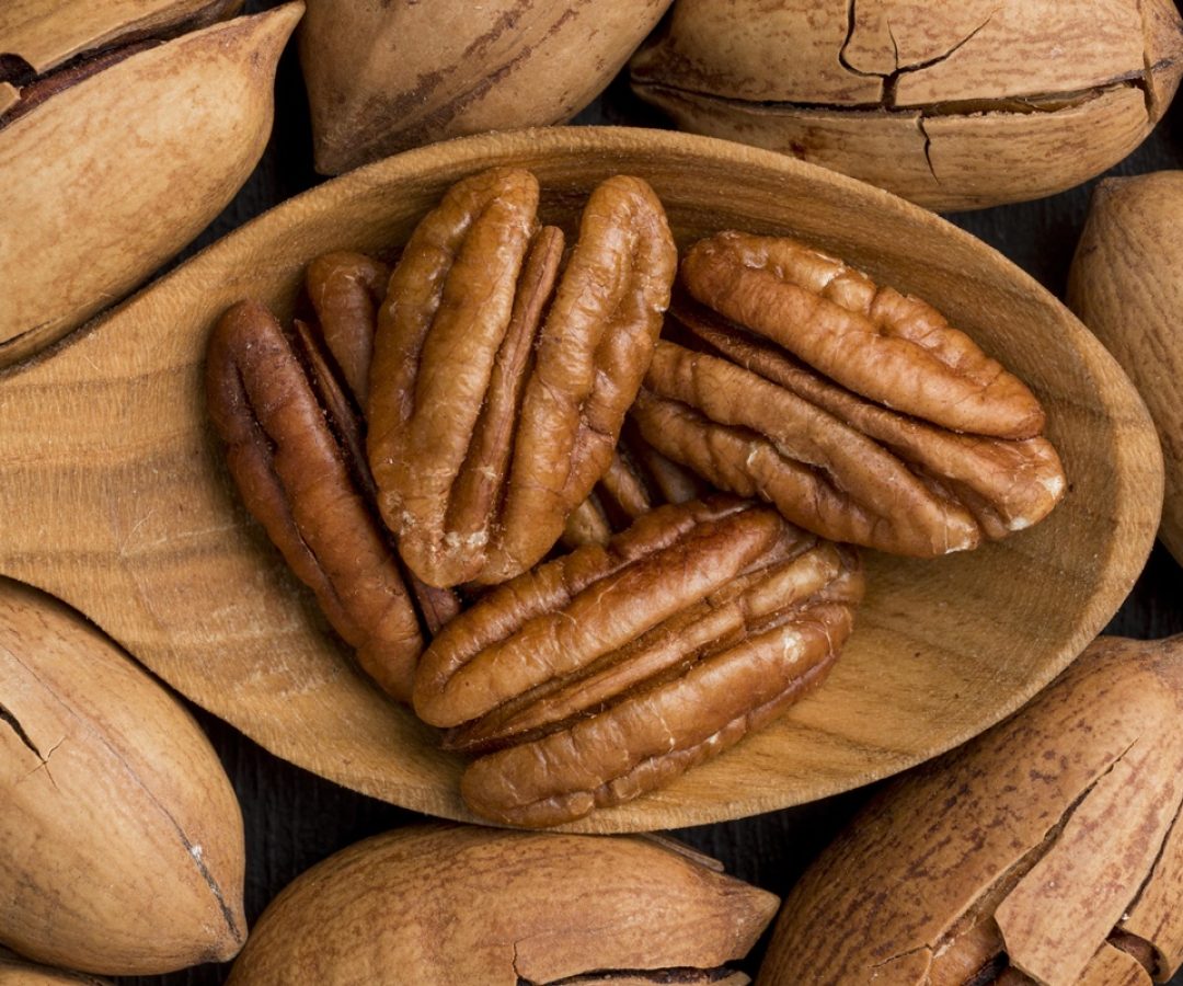 1 de 1 Foto colorida de colher de pau no meio de nozes - pecã - Metrópoles. - Foto: Freepik