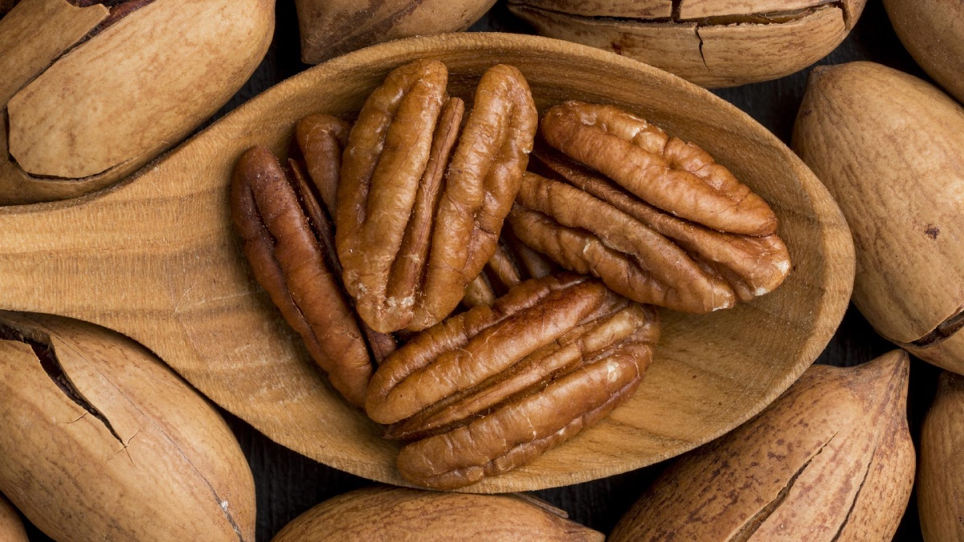 1 de 1 Foto colorida de colher de pau no meio de nozes - pecã - Metrópoles. - Foto: Freepik