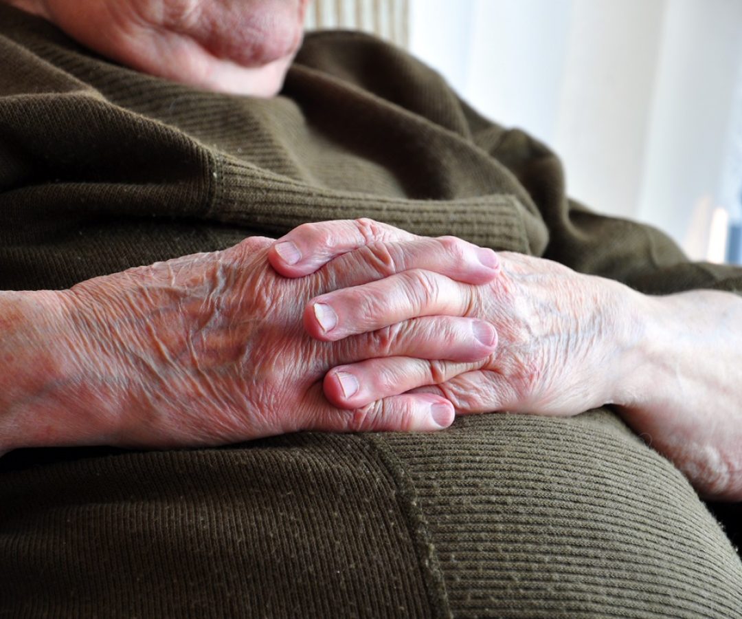Foto colorida de homem branco idoso - Obesidade representa 10% das mortes por infecção no mundo...