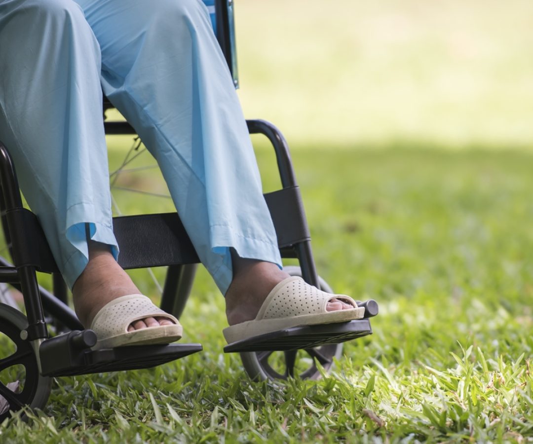 Foto de pernas de mulher sentada em cadeira de rodas - Neurocirurgiões explicam por que tratar p...