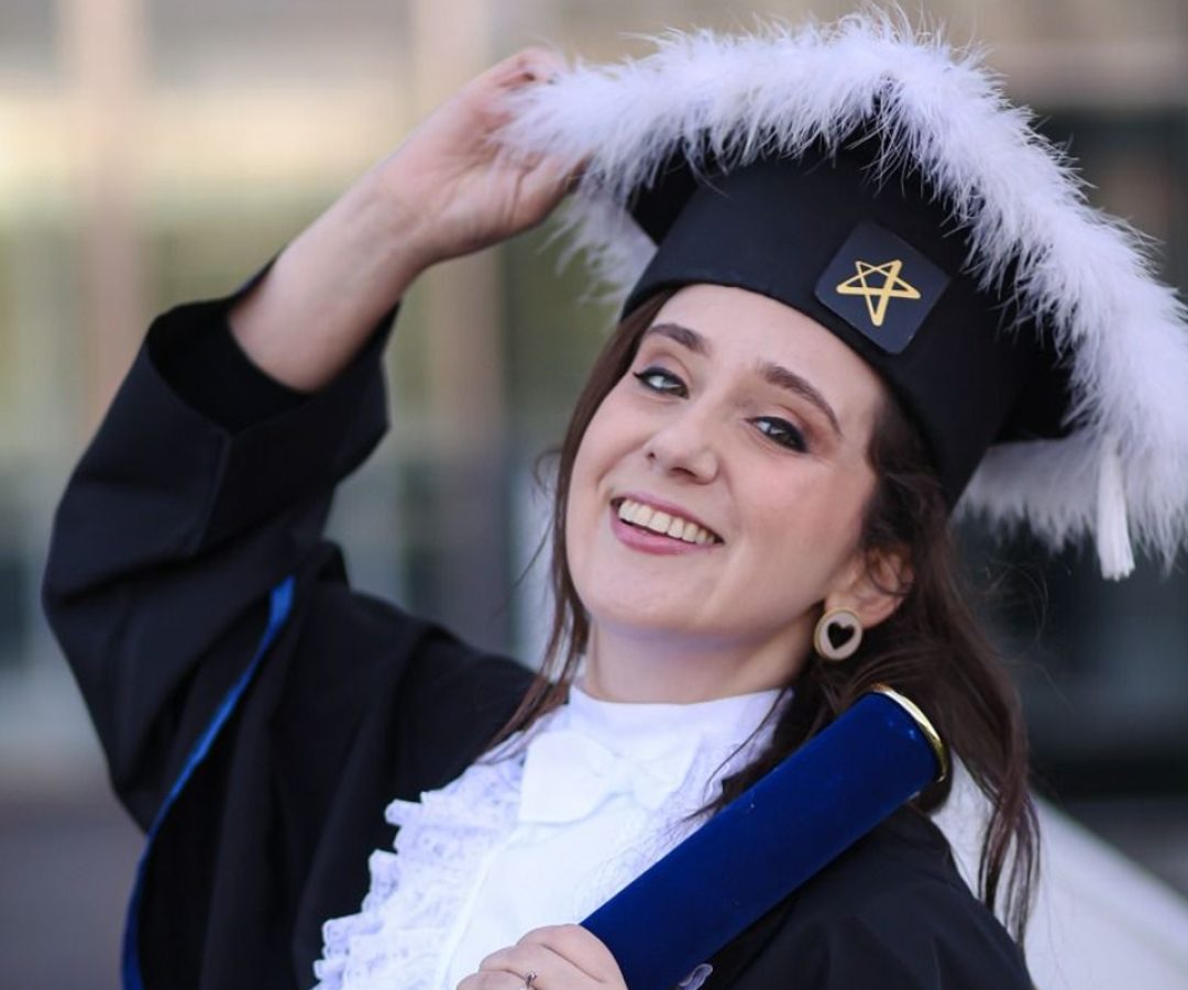 1 de 1 Foto colorida de jovem com beca de formatura - Metrópoles - Foto: Arquivo pessoal