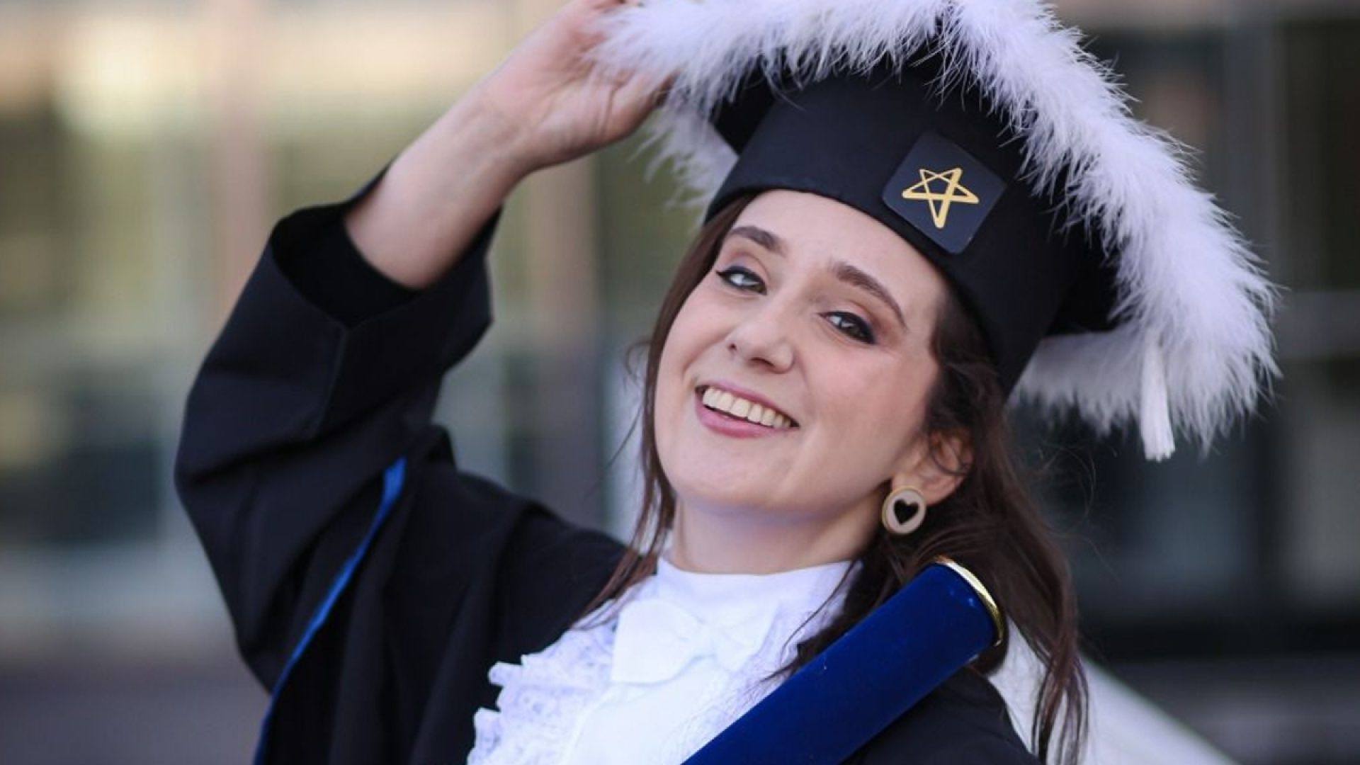 1 de 1 Foto colorida de jovem com beca de formatura - Metrópoles - Foto: Arquivo pessoal