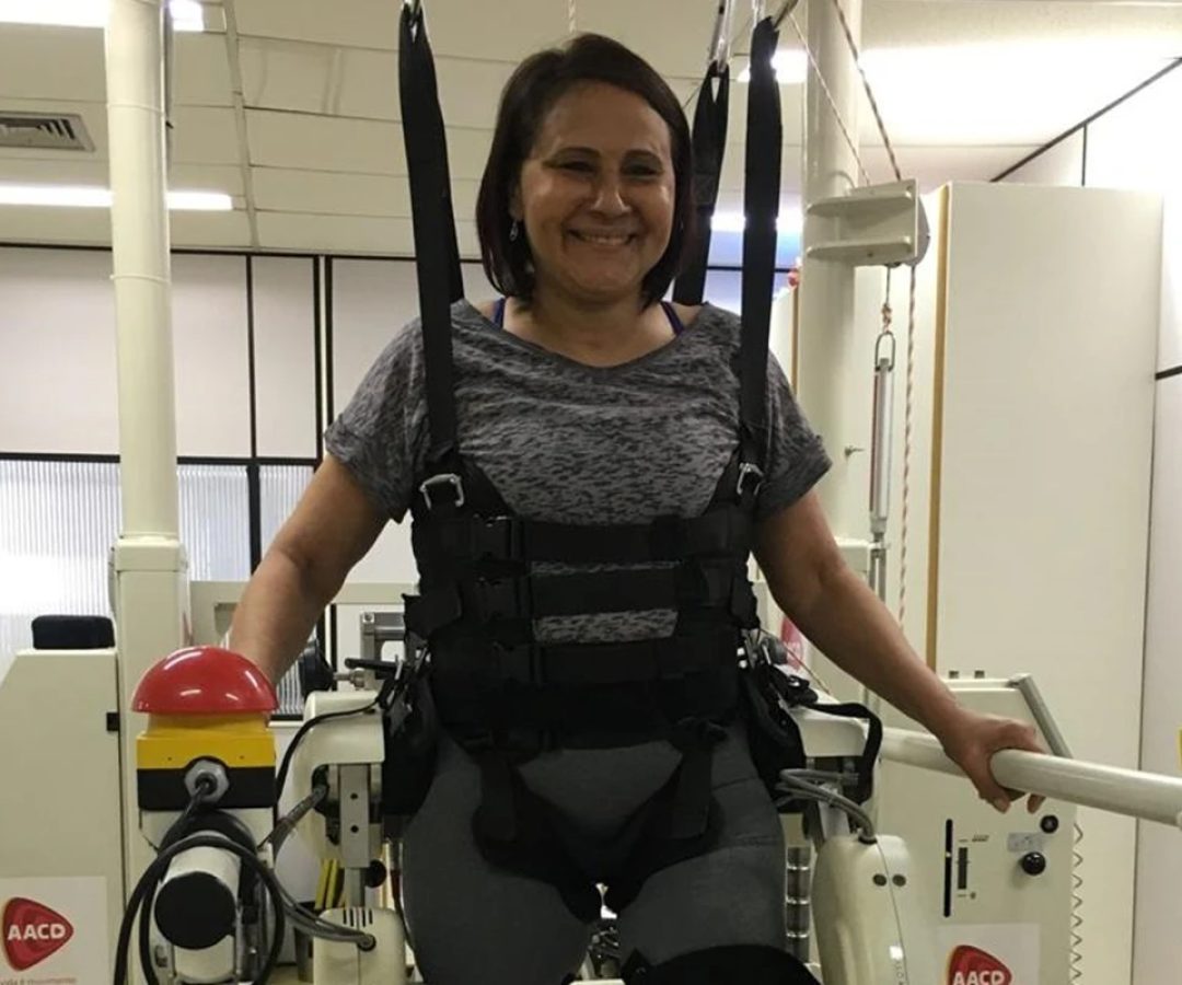 1 de 1 Foto colorida de mulher usando colete de reabilitação após cirurgia de escoliose - Metr...