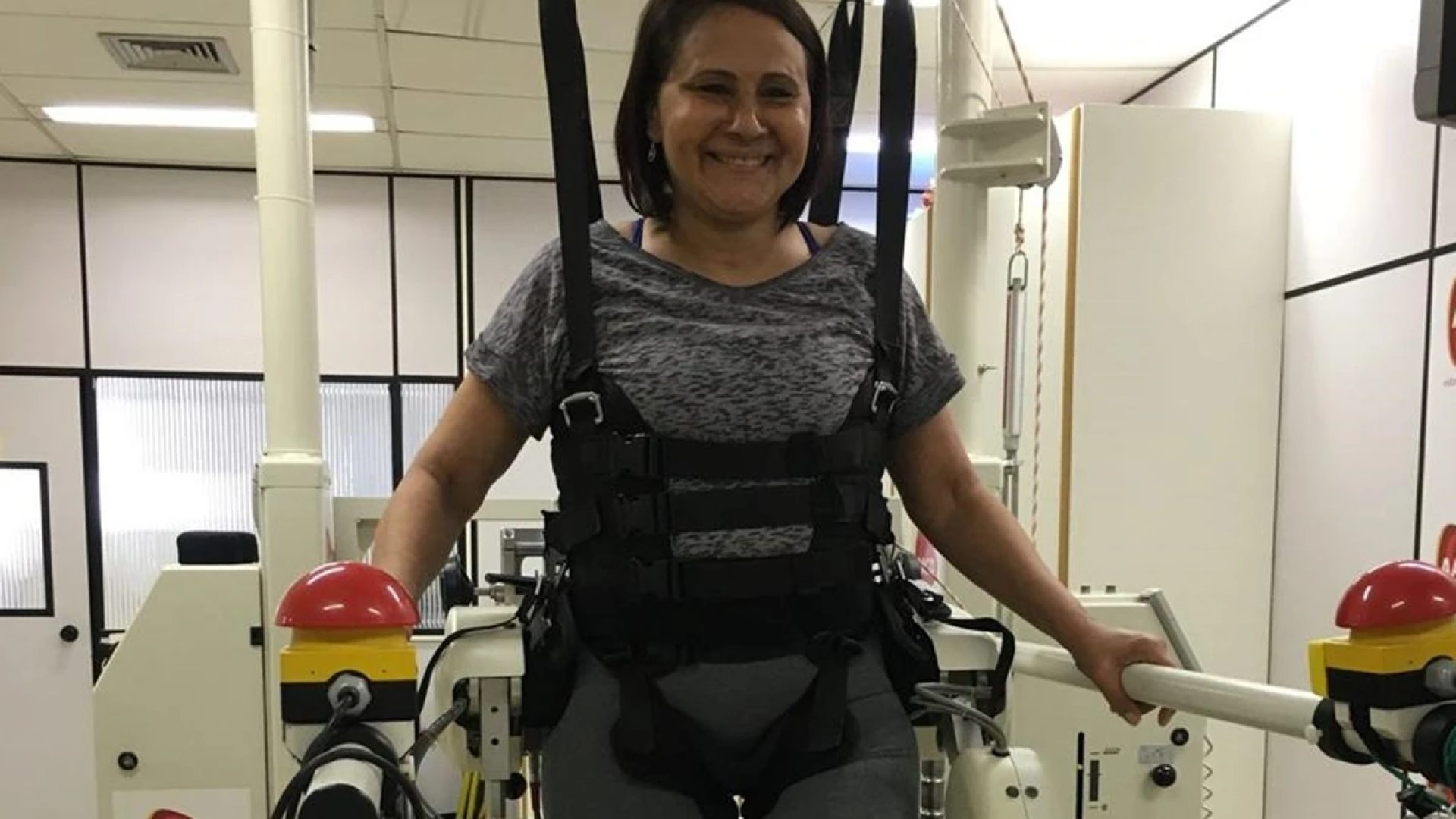 1 de 1 Foto colorida de mulher usando colete de reabilitação após cirurgia de escoliose - Metr...