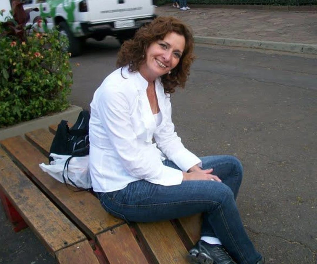 1 de 1 Foto colorida de mulher sentada em um banco na rua, sorrindo para foto - Metrópoles. - Fo...