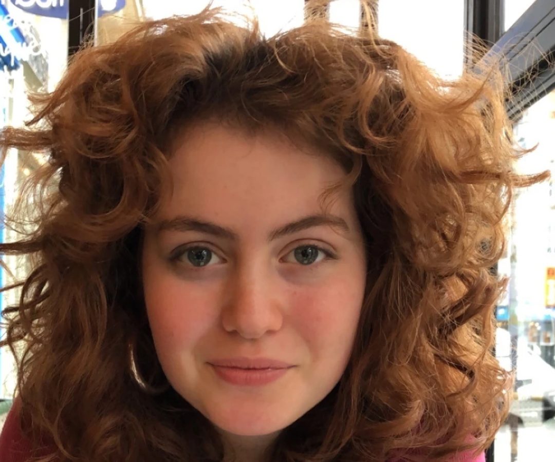 1 de 1 Foto colorida e com zoom, de mulher ruiva e olhos claros sorrindo para foto -Metrópoles -...