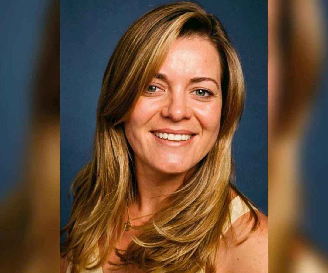 1 de 1 Foto colorida de mulher loira sorrindo para foto com fundo azul escuro - Metrópoles - Fot...