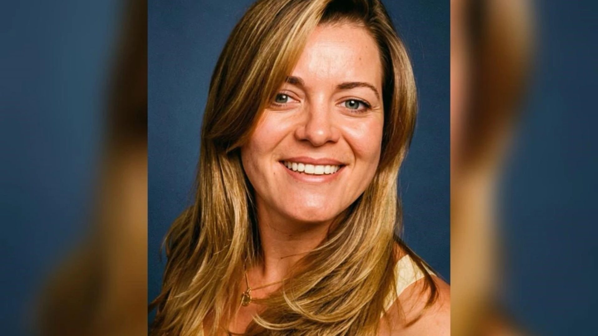 1 de 1 Foto colorida de mulher loira sorrindo para foto com fundo azul escuro - Metrópoles - Fot...