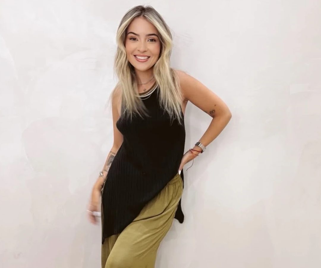 1 de 1 Imagem colorida mostra mulher branca de camisa preta e saia verde - Metrópoles - Foto: Re...