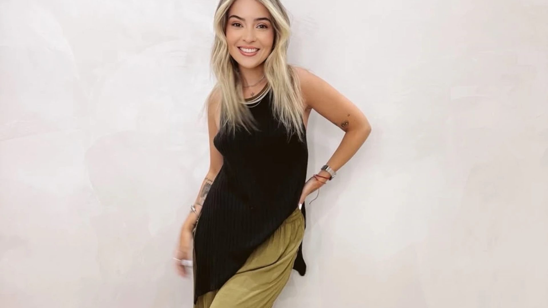 1 de 1 Imagem colorida mostra mulher branca de camisa preta e saia verde - Metrópoles - Foto: Re...