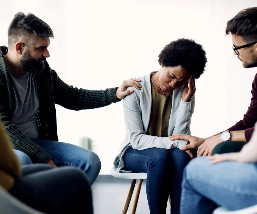 Familiares e amigos dando apoio a pessoa com pensamentos de autoextermínio