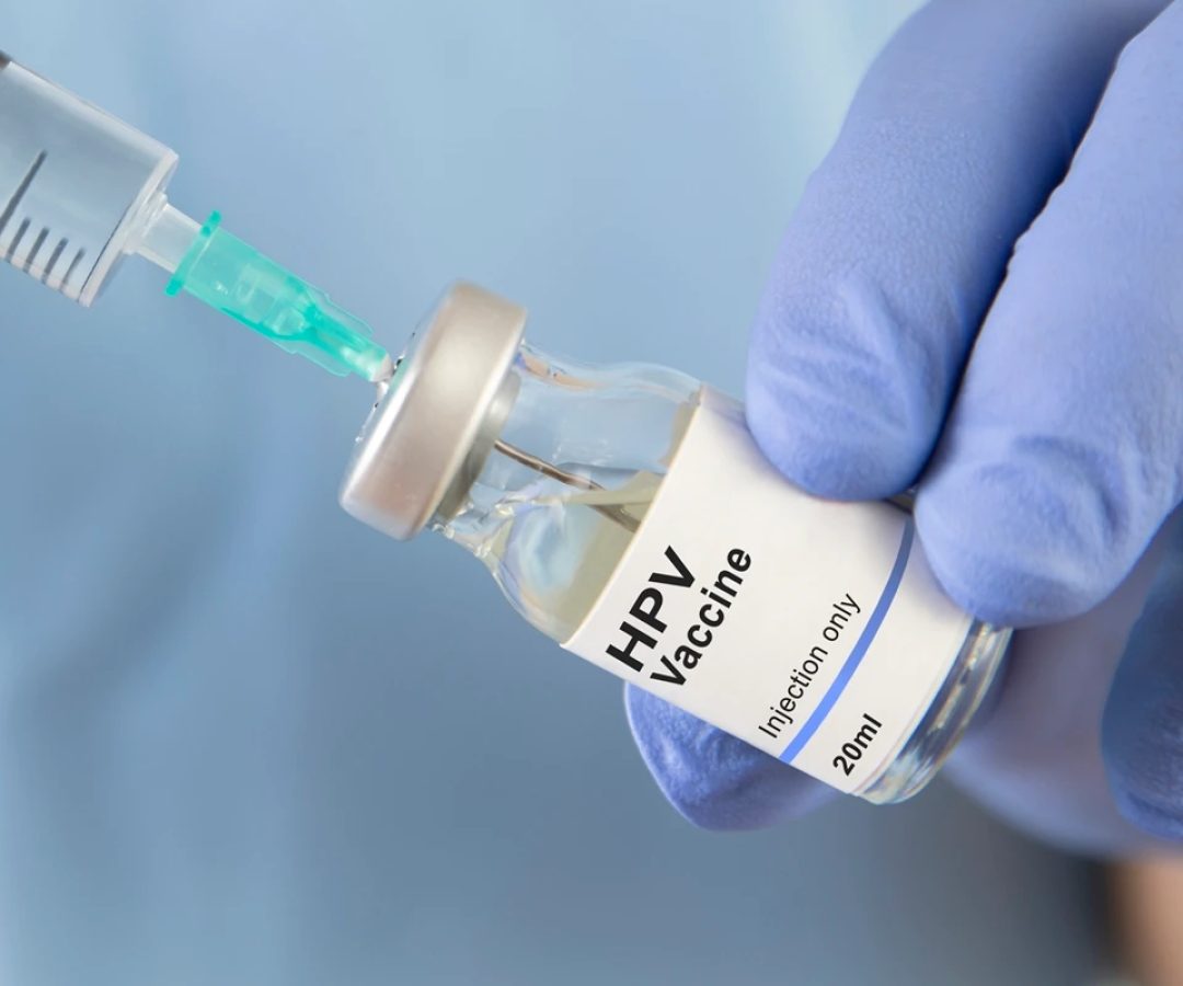1 de 1 Vacina contra HPV na mão do médico. Metrópoles - Foto: anilakkus/Getty Images