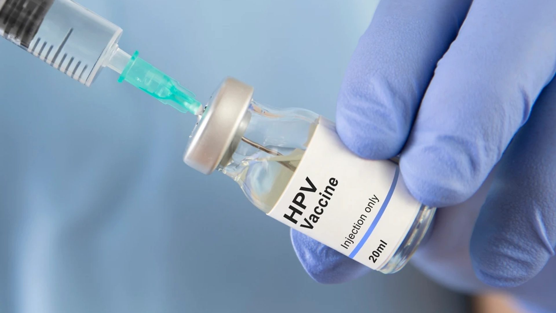 1 de 1 Vacina contra HPV na mão do médico. Metrópoles - Foto: anilakkus/Getty Images