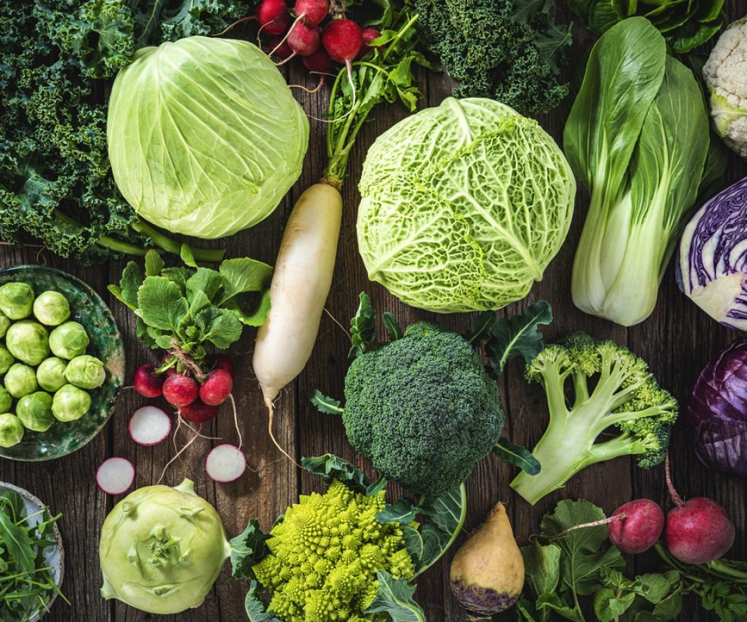 1 de 1 Variedade de vegetais crucíferos, incluindo repolho, brócolis, couve, nabo, couve-galega...